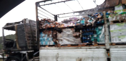 Tir in fiamme asfalto danneggiato, si cammina su una corsia