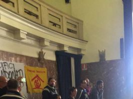 Unione Inquilini occupa l’aula consiliare durante l’ultima seduta