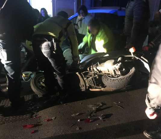 Auto contro scooter in via Mario Giurba
