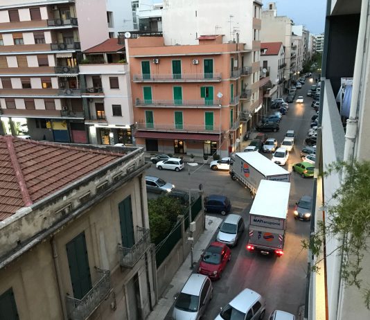 Il navigatore sbaglia e si ritrova in mezzo al traffico: tir blocca la via industriale