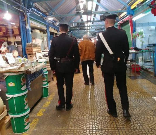 Pesce congelato venduto come fresco, due denunce al mercato Vascone