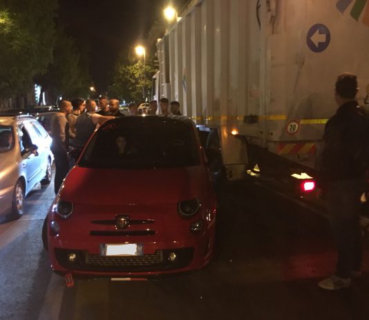 Scontro fra una Fiat 500 e un autocompattatore sulla via Cesare Battisti