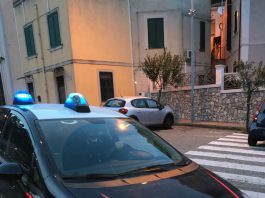 “Sta picchiando la mamma”, bimba di 6 anni chiama i carabinieri e fa arrestare il padre