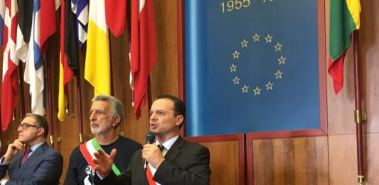 La fascia della pace: De Luca succede ad Accorinti ringraziandolo per l’attività svolta
