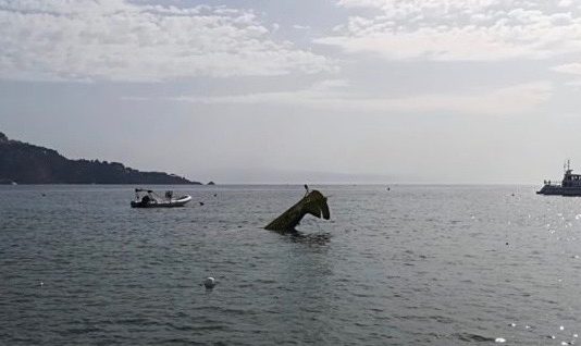 Giardini Naxos: aereo monoposto precipita in mare, pilota salvo per miracolo