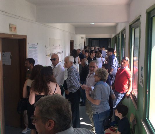 Seggi aperti dalle 7: al Vittorini lunghe code