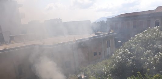 Rogo fuori dall’ex ospedale Regina Margherita, rapido l’intervento dei vigili del fuoco
