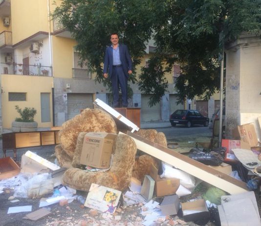 De Luca sindaco – sceriffo e il blitz mattutino: “qui faremo un ciosco”