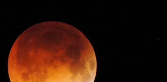 Il giornio dell’eclissi lunare più lunga del secolo: tutto quello che c’è da sapere