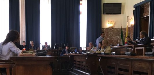 Agenzia per il Risanamento: i dubbi dei consiglieri e la fretta di Cateno De Luca