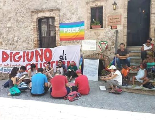 In un mondo sottosopra la solidarietà è un reato #iostoconmimmolucano