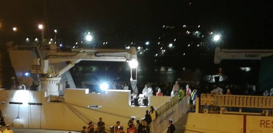 Diciotti, la nave del riscatto e del ricatto: la cronaca dello sbarco dei minori (video)