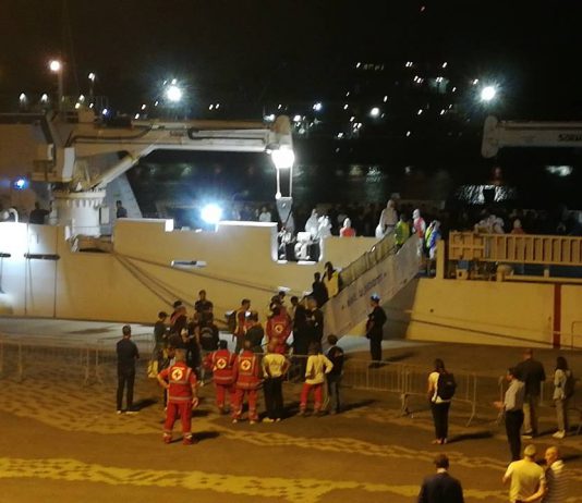 Diciotti, la nave del riscatto e del ricatto: la cronaca dello sbarco dei minori (video)