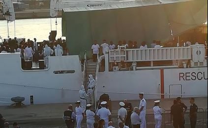 I migranti stanno scendendo dalla Diciotti, verranno portati a Messina