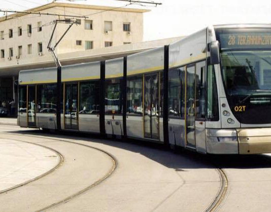 Aggredisce due controllori del tram con spranga di ferro, fermato dalla Polizia