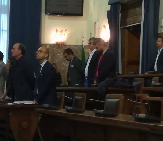 L’abbraccio del consiglio comunale alla famiglia Messina: iniziano i lavori (DIRETTA)