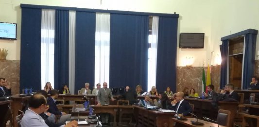 Tutti favorevoli tranne Gaetano Gennaro e Antonella Russo: l’aula approva il maxi emendamento