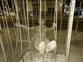 L’angelo ingabbiato di Piazza Cairoli è stato rimosso