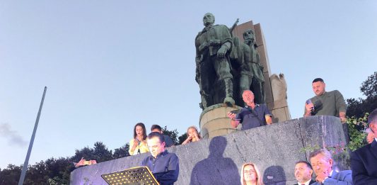 Il sindaco dimissionario annuncia un piano “Salva Messina” e incassa il consenso della piazza