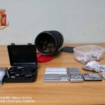 Pistola e droga sul comodino: arrestato 18 enne