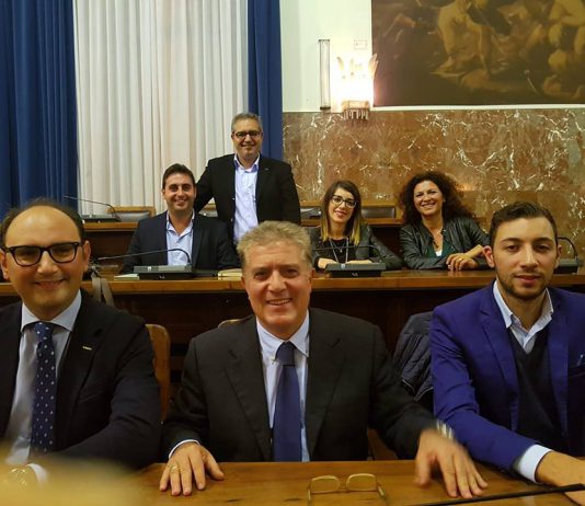 M5s: «Cateno De Luca sente il terreno franargli sotto ai piedi»