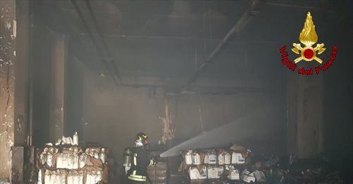 Le foto dell’incendio alla lavanderia del Papardo (gallery)