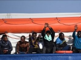Sea Watch sbarca a Catania, i migranti maggiorenni all’hotspot di Messina