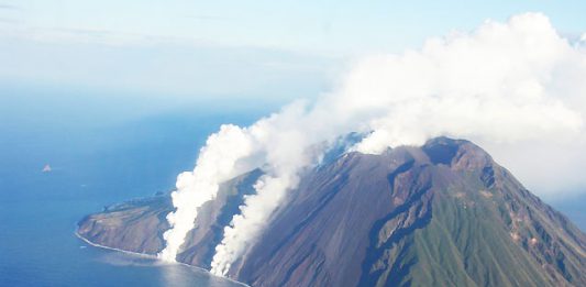 Stromboli in eruzione, preoccupazione per i 40 di Ginostra