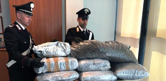 Sbarca dal traghetto con 90 Kg di marijuana nel cofano. Arrestato dopo un inseguimento