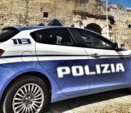 Fruttivendolo abusivo occupa l’intero marciapiede, sequestrata la merce