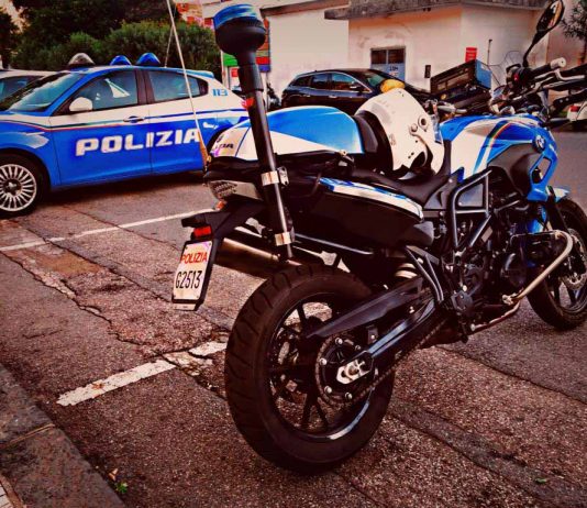 In casa d’altri e con addosso indumenti rubati. La Polizia arresta ventenne