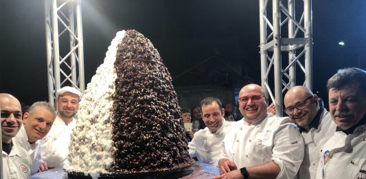 Una pignolata da guinness di oltre 1 quintale e 700 porzioni servite (foto)