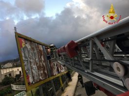 VdF Messina, rimosso un grosso cartello pubblicitario pericolante