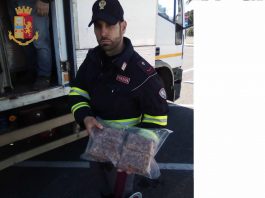 La Polizia sequestra tritato, salsiccia, bistecche, hamburger, braciole, salmone, gamberi: 500 kg di prodotti avariati