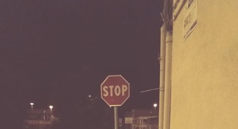 Camaro, uno “STOP” al centro del marciapiede, il consigliere Signorino lo fa spostare