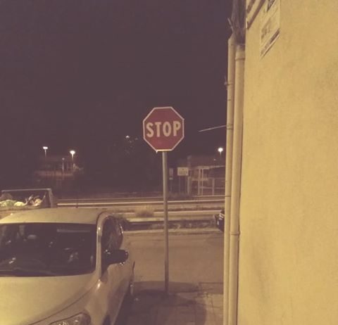 Camaro, uno “STOP” al centro del marciapiede, il consigliere Signorino lo fa spostare