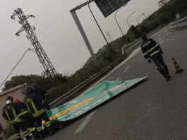 Cade cartello per segnaletica stradale sulla A20: autostrada chiusa fino a Rometta