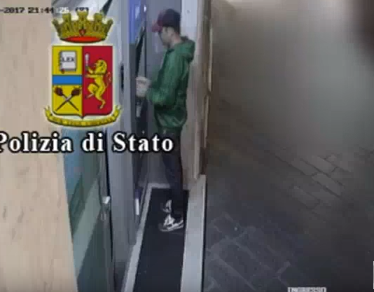 Clonavano bancomat a Taormina, arrestata in Bulgaria la donna hacker: ancora in fuga il terzo complice