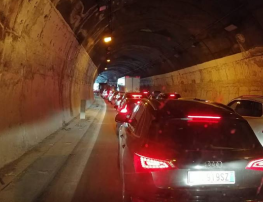 A18, maxitamponamento alla galleria Scaletta: traffico a rilento