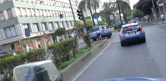 Quartieri Sicuri. La Polizia esegue controlli su esercizi commerciali, persone e veicoli.