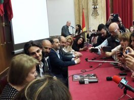Bagno di folla per Alberto Urso, il vincitore di Amici festeggiato anche da Prefetta e Amministrazione