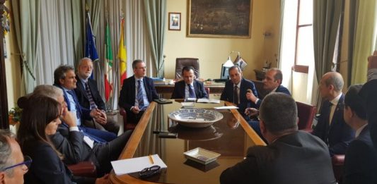Collegamento tra le Isole Eolie e l’aeroporto di Reggio Calabria: tavolo tecnico a Palazzo dei Leoni
