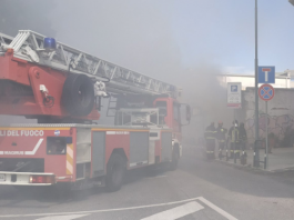 In fiamme la Casa del Portuale, in azione i Vigili del Fuoco