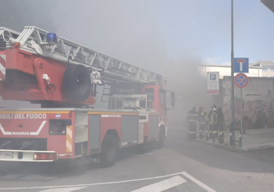 In fiamme la Casa del Portuale, in azione i Vigili del Fuoco