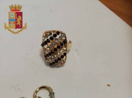 Prova a rubare in casa di amici e racconta storia inverosimile per sottrarsi all’arresto