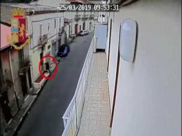 Promette di toglierle il “malocchio”, invece le ruba soldi e gioielli. Arrestata 65enne (video)