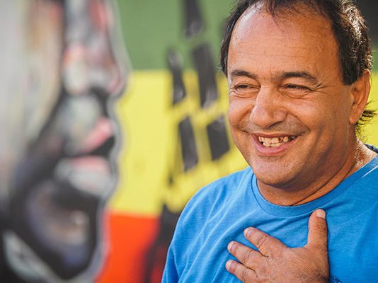 Mimmo Lucano torna a Riace per votare e farsi votare