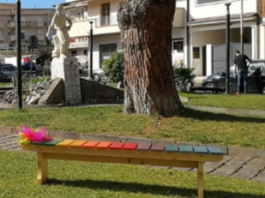 Oliveri comune arcobaleno, due panchine per dire no all’omotransbifobia