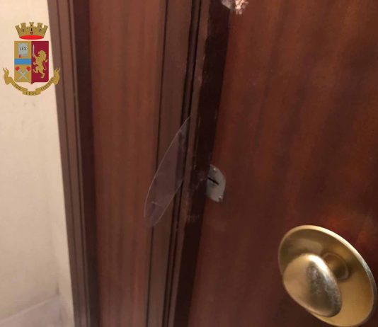 Colti in flagrante mentre tentavano di rubare in un appartamento, arrestati
