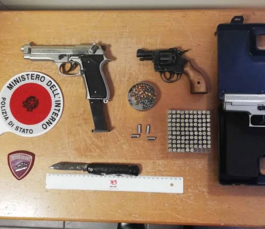 Pistola e coltello nel borsello. La Polizia denuncia sessantacinquenne